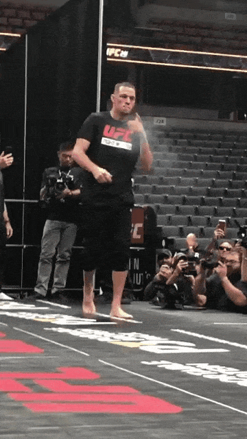 UFC 241 공개훈련에서 대마 간지 뿜는 네이트 디아즈 UFC 241 공개훈련에서 대마 간지 뿜는 네이트 디아즈