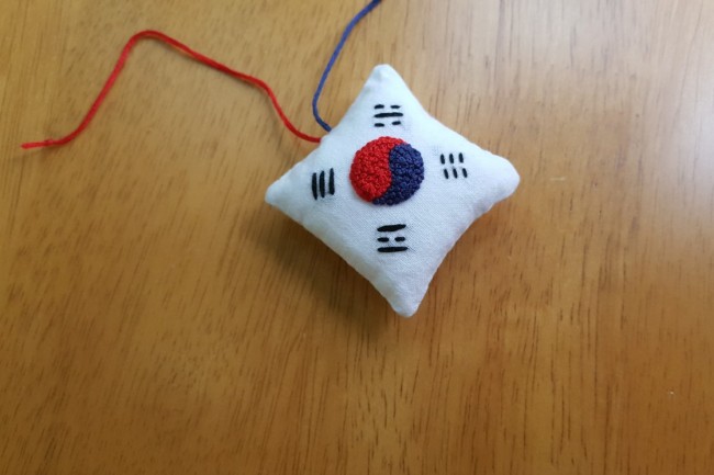  광복절 태극기 수놓아요.
