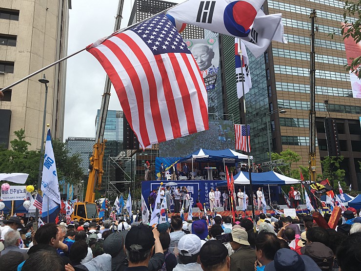 문재인 탄핵집회가 광화문에서 열려 엄청난 인파가 몰렸는데 모든 언론은 함구하고 있는 것이 바로 이 대한민국의 현실이다!