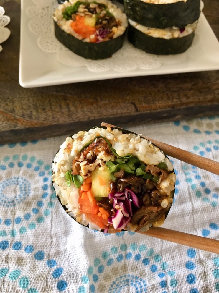 [비건 레시피] 자연식물식;견과류를 넣어 고소한 '무지개 김밥'