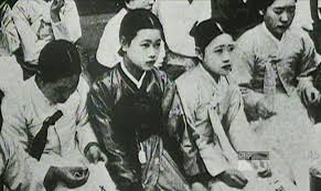  상처 입은 꽃은 영원히 기억해야 한다 물가에서 평범한 이야기를 함께 나누며 대단치도 않은 일에 까르륵 웃는 소녀들 그런데 갑자기 나타난 일본군들이 여자아이들을 강제로 데려갔고