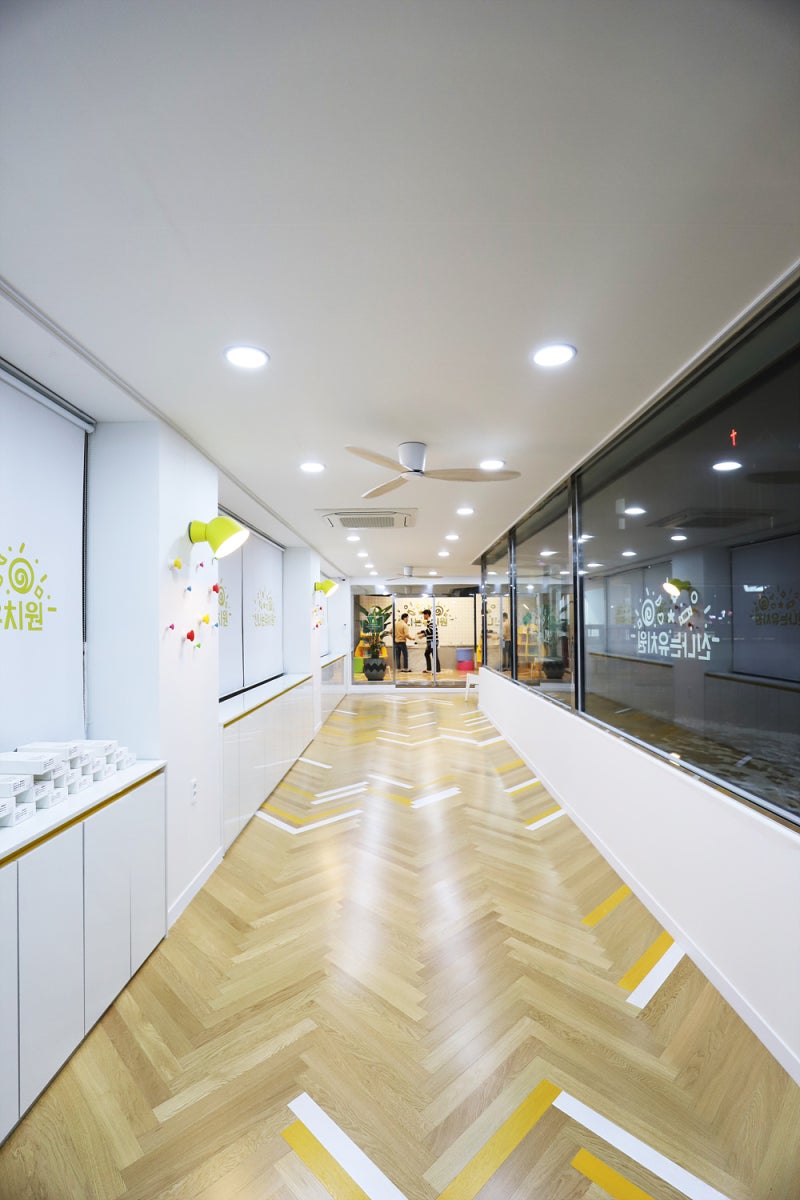 [시공사례] 광주광역시 신나는 유치원 / 프라하 오크 믹스 매치 / 아이 방 컬러 포인트 인테리어 / interior by ...