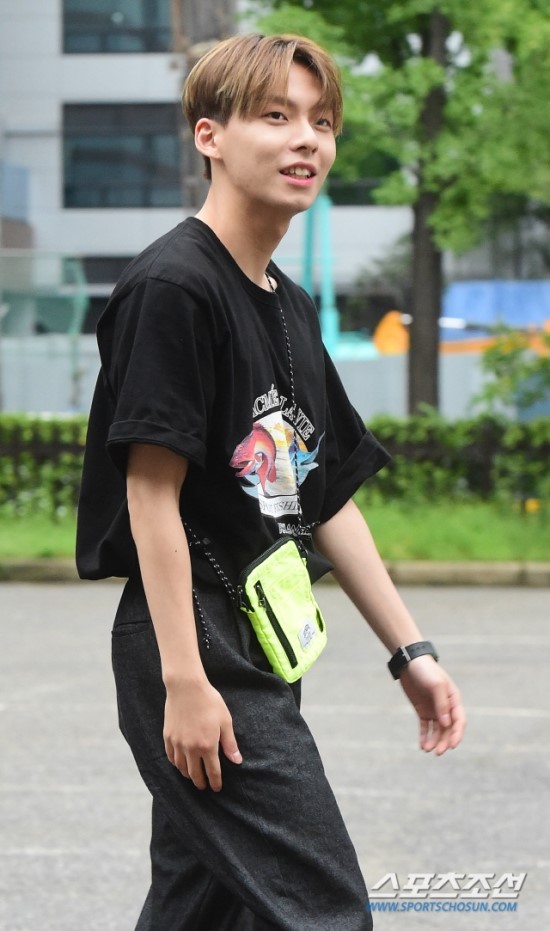  *남자 데일리 반팔티* 190816 뮤직뱅크 출근길 디원스 우진영 패션 옷 코디 :: 아크메드라비