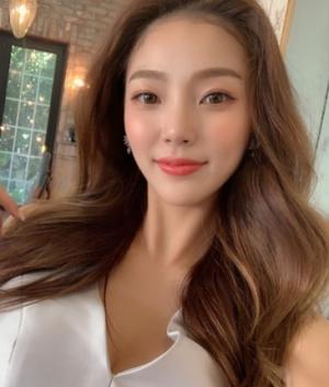 ‘핫이슈’ 13살 연상남 사로잡은 청순 글래머?... ‘이채은’ 반전 속 화제 급부상 ‘핫이슈’ 13살 연상남 사로잡은 청순 글래머?... ‘이채은’ 반전 속 화제 급부상