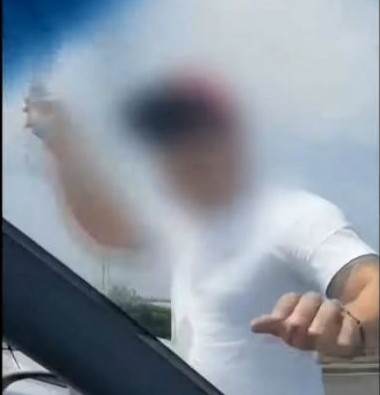  (분노주의.제주도 카니발 폭행) 칼치기에 항의했다는 이유로 아내와 어린 아들들이 보는 앞에서 무차별 폭행당했습니다.