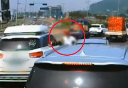 제주도 카니발 폭행 사건…난폭운전 항의하자 자녀 앞에서 때려 제주도 카니발 폭행 사건…난폭운전 항의하자 자녀 앞에서 때려