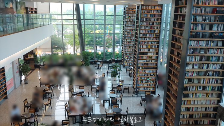  인천 송도 카페 , 책과 커피 및 빵을 한 번에 즐길 수 있다고? 복합문화공간 웰빙 카페 꼼마