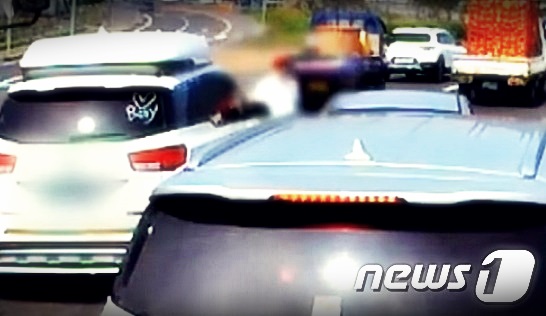 카니발 난폭운전 빨간모자, 자녀들 앞 아빠 폭행..시민 공분 카니발 난폭운전 빨간모자, 자녀들 앞 아빠 폭행..시민 공분