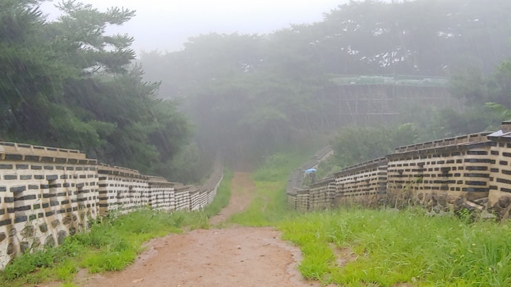 남한산성 연주봉옹성 비 내리는 풍경