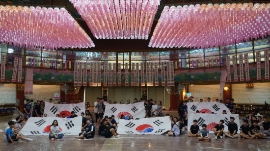 2019 청소년 여름방학 자원봉사학교-독립선언문 필사 및 대형태극기 그리기