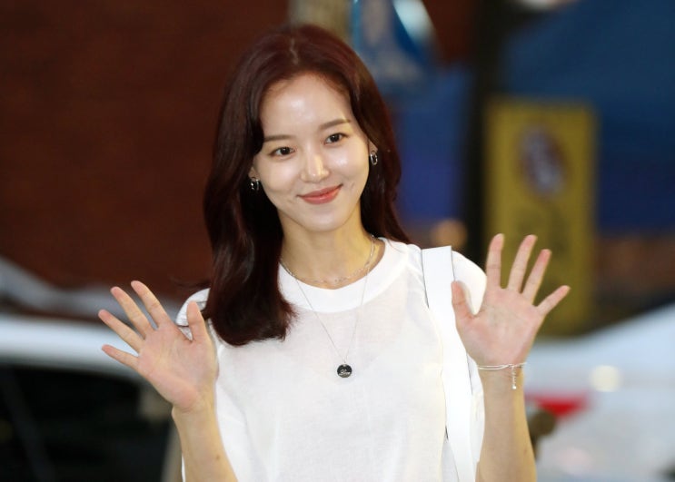  “연극 중 웃고 떠든 배우들 민폐” 관람 논란에 강한나 사과