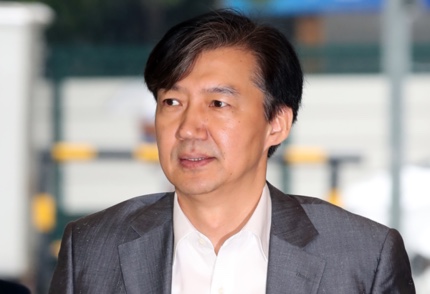 유재수 감찰무마·명예훼손…'피고발인' 조국, 檢은 수사할까 유재수 감찰무마·명예훼손…'피고발인' 조국, 檢은 수사할까