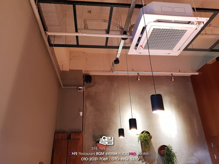  중소형 카페스피커설치의 모범사례 - 핫플레이스, 디저트, 브레드 CAFE BGM 및 프로젝터 영상 system