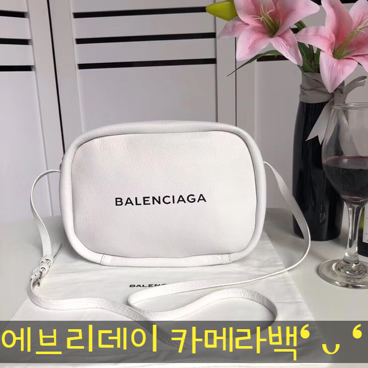  발렌시아가 에브리데이 카메라백 매일써도 질리지가 않는구낭