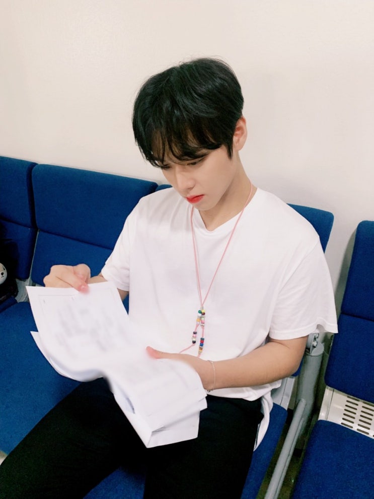  [박지훈 트위터] 190818 SBS 인기가요 스페셜 MC 대본 리딩 사진 및 셀카