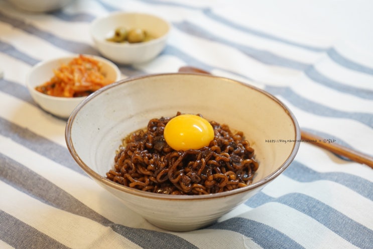  오뚜기 짜장면 + 헬리겔 트러플 오일 = 정답!