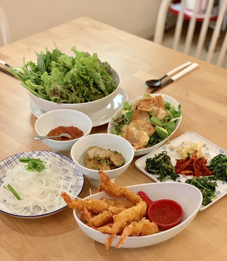  집밥 한상차림_새우튀김, 만두피튀김아보카도샐러드, 문어초무침, 소고기, 삼겹살, 밑반찬