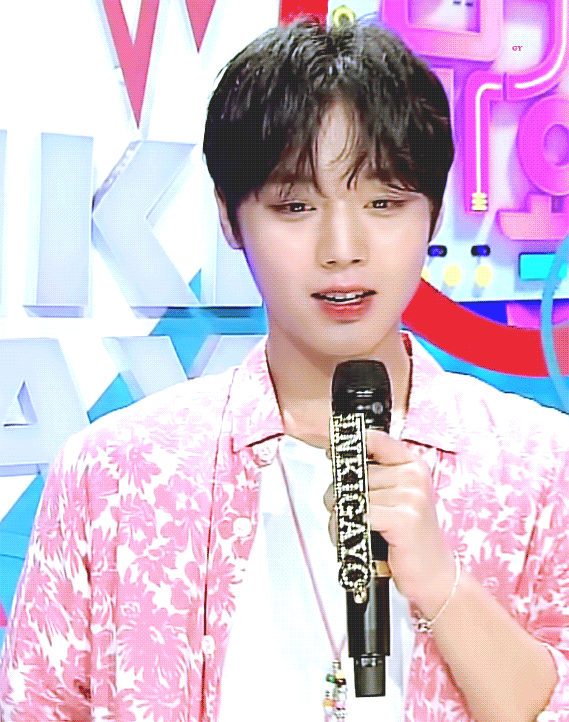  인기가요 윙MC 박지훈