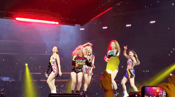  트와이스 말레이시아 월드투어 성료... LA 케이콘에서 빛난 아이즈원, 있지(ITZY)가 있지!