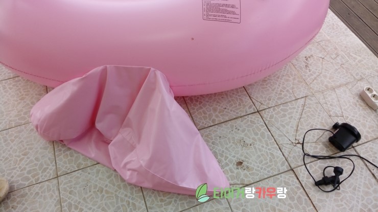  홍학튜브의 수난. 우째 이런 일이......  멍뭉이의 습격.  홍학이 날개를 잃었습니다.