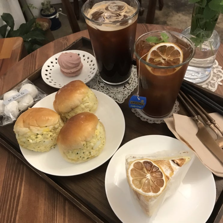  청주 카페 장미양과에서 오만원 쓴 사연 (Feat. 마카롱, 에그모닝, 레몬머랭 케이크, 아이스볼, 딸기팡도르, 야끼소바 샌드위치, 말차브라우니, 초코퍼지쿠키, 바나나푸딩)ㅋㅋㅋ