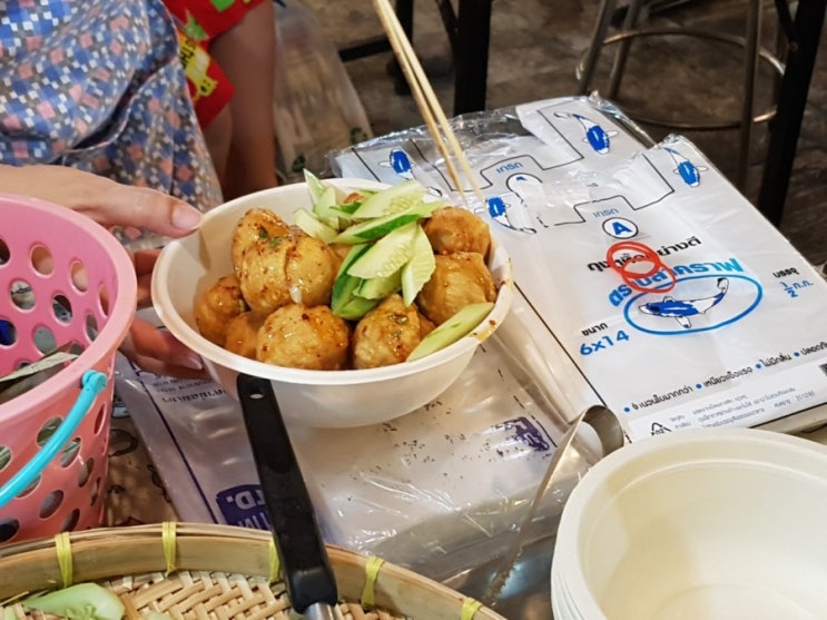 태국 방콕 자유 여행 : 딸랏롯파이 1 야시장 가는법 / 영업시간 / 원조 야시장 / 여유로운 야시장 / 맛있는 어묵튀김 / 로컬 야시장