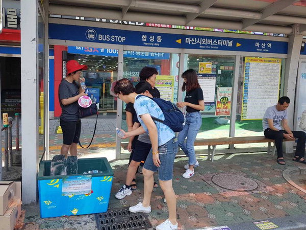 마산창원진해 버스장류장 무료생수 지급 ! / 지게차 자격증 준비 합성동 창원중장비학원