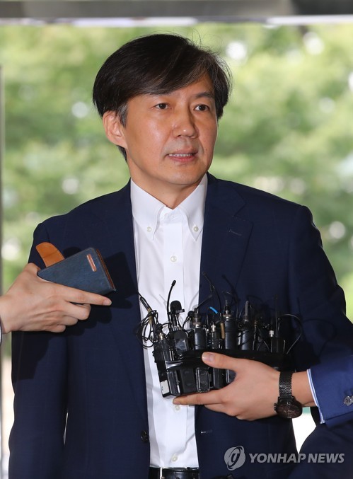  조국 법무부 장관 후보자의 인사청문회를 앞두고 "무차별 정치공세" "조국 가족 인권침해" 자유한국당 장외투쟁 계획에 "일본 자민당 극우세력과 왈츠 추려는 것"