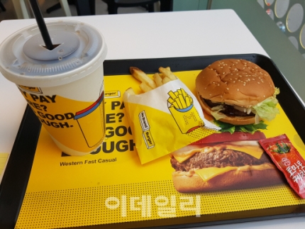 '가성비로 승부'…신세계푸드 '노브랜드버거' 가보니 '가성비로 승부'…신세계푸드 '노브랜드버거' 가보니