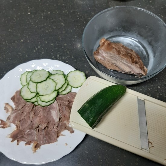  뜨거운 녹차와 비빔국수