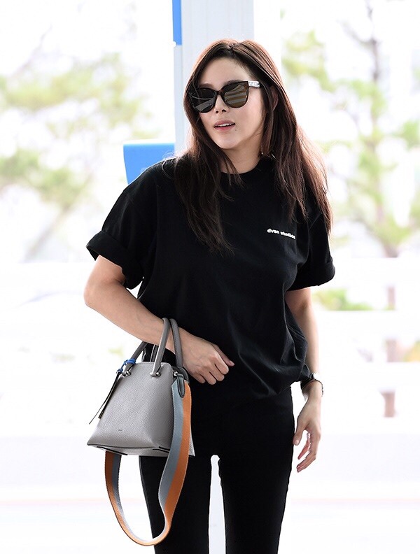  올블랙에 가방으로 포인트! 시크한 박시연의 공항패션 아이템은 어디꺼?