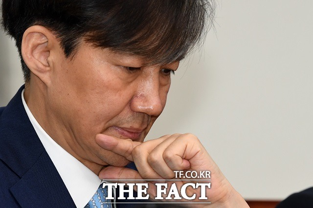 조국 딸 '장학금' 특혜 의혹…지도교수 '학업 독려 위한 것' 조국 딸 '장학금' 특혜 의혹…지도교수 '학업 독려 위한 것'