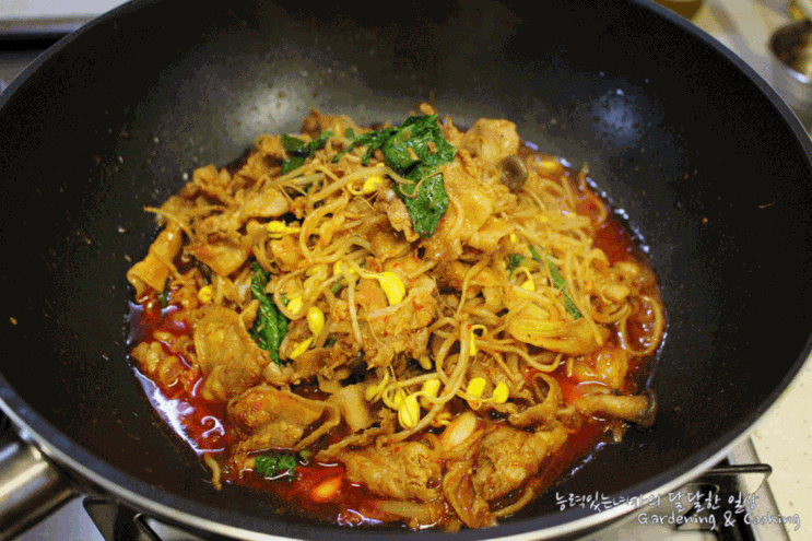  대패삼겹살로 콩나물불고기 만드는법  초록마을 돌돌삼겹살