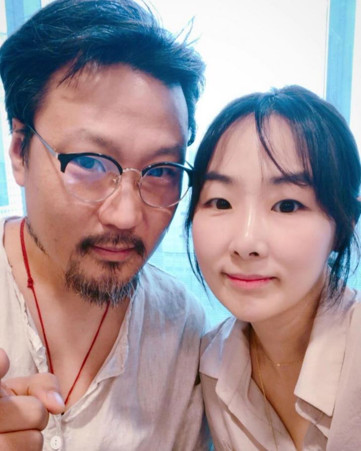 ‘약장수’ 성우 정형석박지윤, 방송 앞두고 공개한 셀카 눈길…“커플룩으로 애정 과시하는 성우 부부” ‘약장수’ 성우 정형석박지윤, 방송 앞두고 공개한 셀카 눈길…“커플룩으로 애정 과시하는 성우 부부”