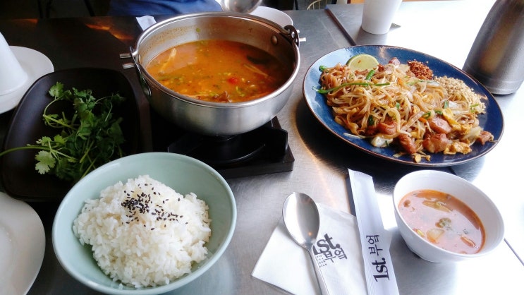  부산대 금정구 태국 맛집 1st 퍼스트 부엌에서 똠양꿍이랑 팟타이를 얌얌 + 빵도 함께!