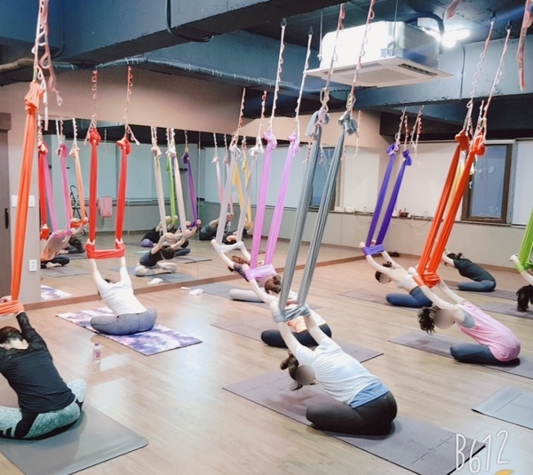  군살을 없애주는 로우플라잉요가의 효과