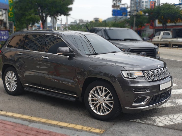  지프 그랜드체로키 WK2 모파 사이드스텝 순정형 장착으로 SUV 높은 차고의 불편함을 줄이고, 오프로드 익스테리어 효과까지~!! 그랜드체로키 사이드스텝장착은!?부산 아트엠.
