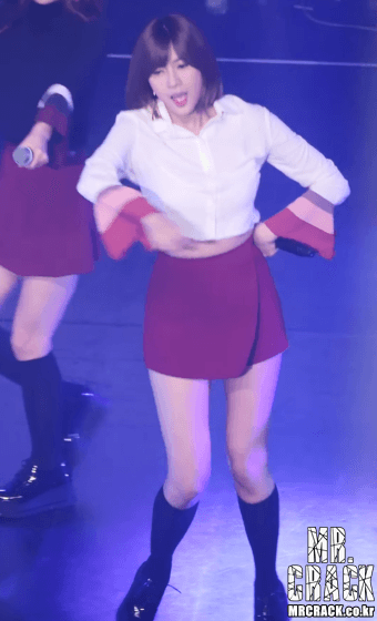  상의가 짧은 오하영.GIF