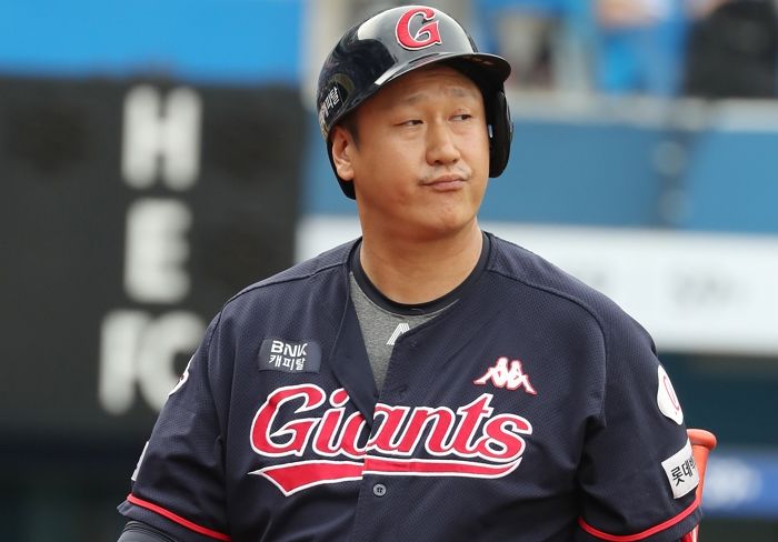 이대호, 야구의 날 기념 사인회 불참 논란 이대호, 야구의 날 기념 사인회 불참 논란