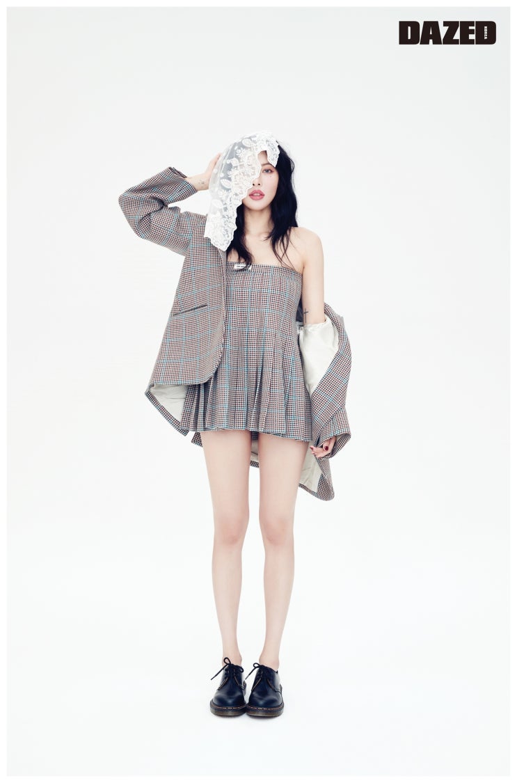  데이즈드 현아 화보 패션 속 닥터마틴 로퍼,부츠로 2019 가을 신발 코디 살펴보자