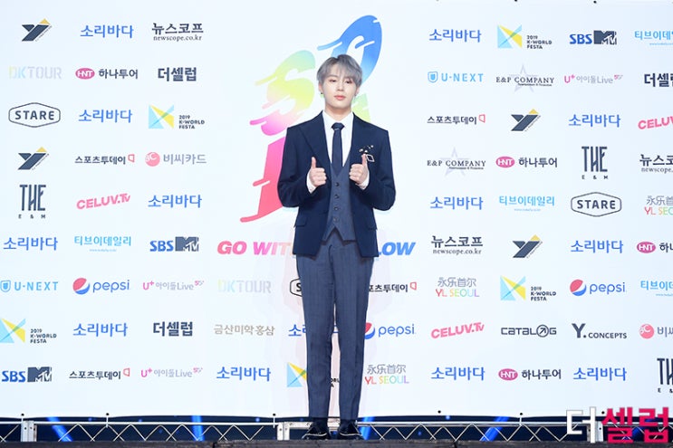  2019소리바다 어워즈쓰리피스 수트로 내 심장을 세 갈래 내버린 하성운 왕자님 기사사진