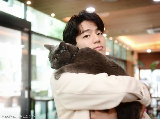  3냥이 집사 김민규, "유기묘 출신 반려묘들, 존재 자체가 위로"