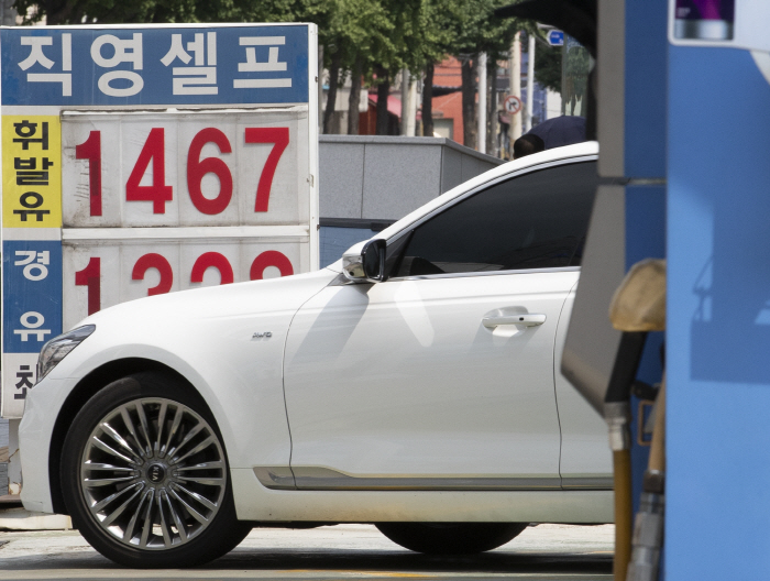 정부, 유류세 인하 연장 않기로…다음달부터 휘발유 58원·경유 41원↑ 정부, 유류세 인하 연장 않기로…다음달부터 휘발유 58원·경유 41원↑