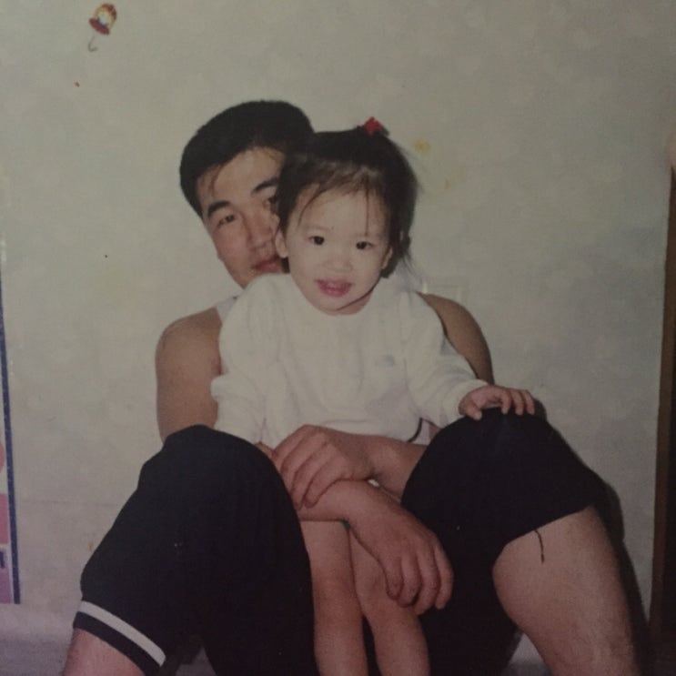  그 정원에는 헤일리로즈가 어렸을 적 보았던 장미가 여전히 피어있네