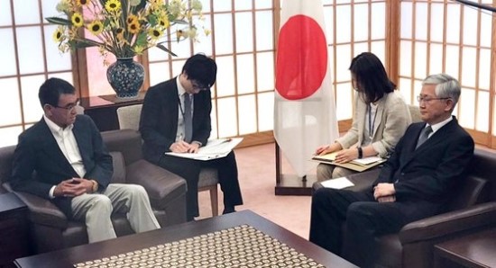 지소미아 파기에 충격받은 日 고노, 한밤중 한국 대사 초치 지소미아 파기에 충격받은 日 고노, 한밤중 한국 대사 초치