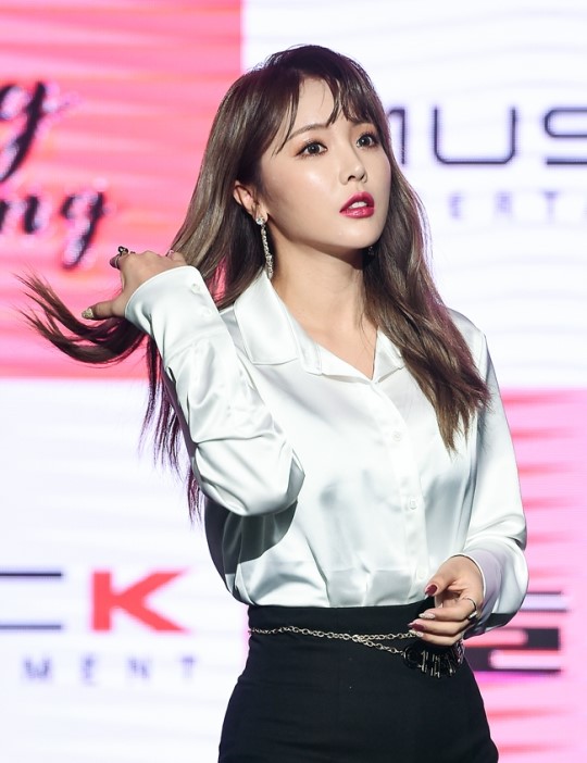 "고통 호소해도 스케줄 강행" 홍진영, 소속사에 전속계약해지 소송 "고통 호소해도 스케줄 강행" 홍진영, 소속사에 전속계약해지 소송