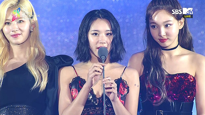  '2019 소리바다 어워즈 ' 대상 트와이스, 사나 "미나야 우리 상 3개나 받았어"