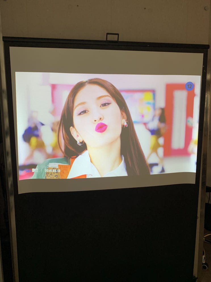  카페 빔프로젝터TV 구입하고 전동스크린까지 함께 설치