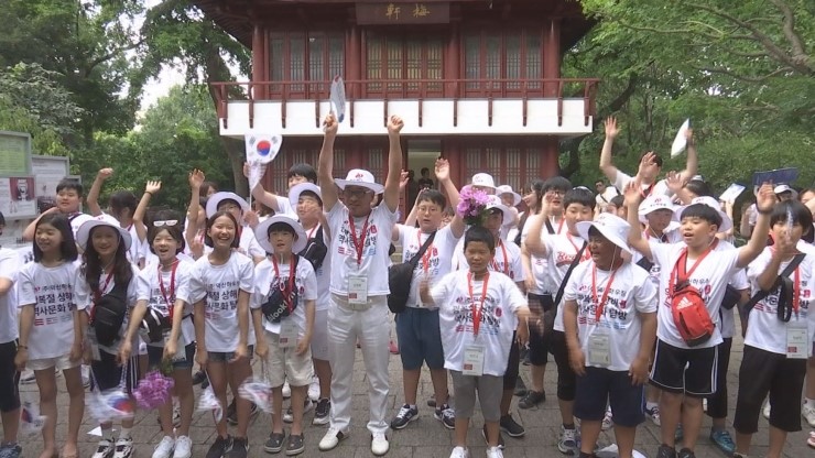  상해 매헌기념관에서 함께 한 광복절, 바이올린 선율에 맞춰 애국가 제창, 덕신하우징(회장 김명환), 독립유공자 후손, 광복절 상해문화역사 탐방, 윤봉길의사 상하이의거[상해한인신문]