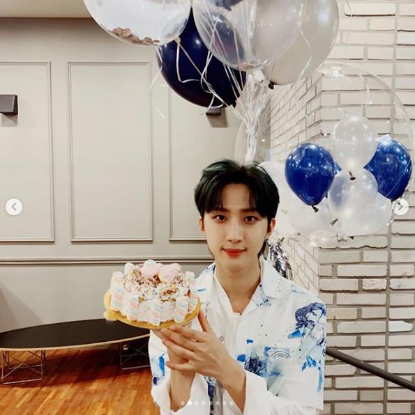 펜타곤 후이, 사랑스러운 인증샷 포착…린과의 듀엣으로 화제 펜타곤 후이, 사랑스러운 인증샷 포착…린과의 듀엣으로 화제